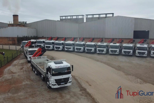 Frota de caminhões munck