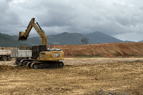 Transportando o material após o sazonamento para o beneficiamento.